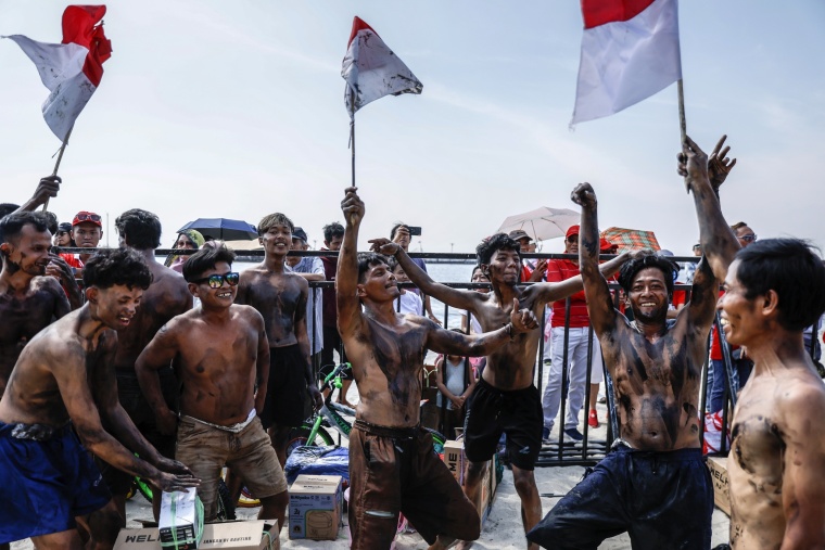Indonesia’s Independence Day Highlight: Nationwide Pole-Climbing Contest_fororder_VCG111585392462