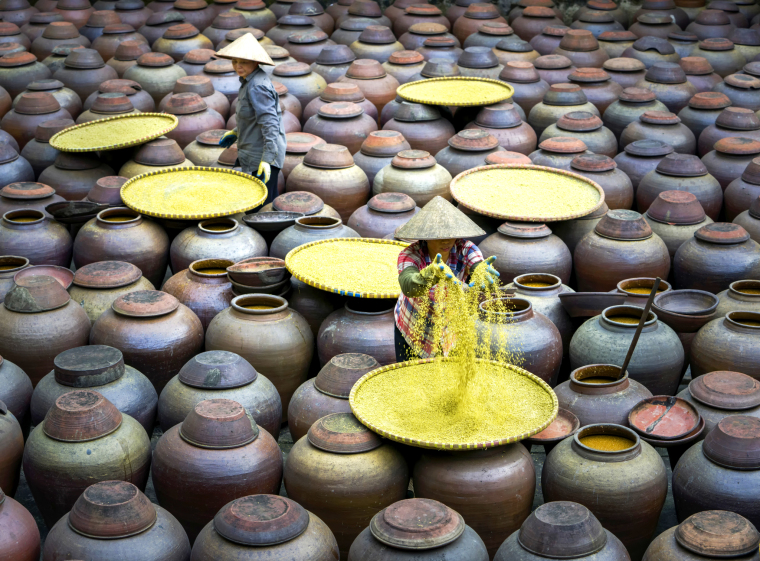 From Beans to Sauce: Preserving Vietnam’s Rustic Flavors in Clay Jars_fororder_VCG111392521543