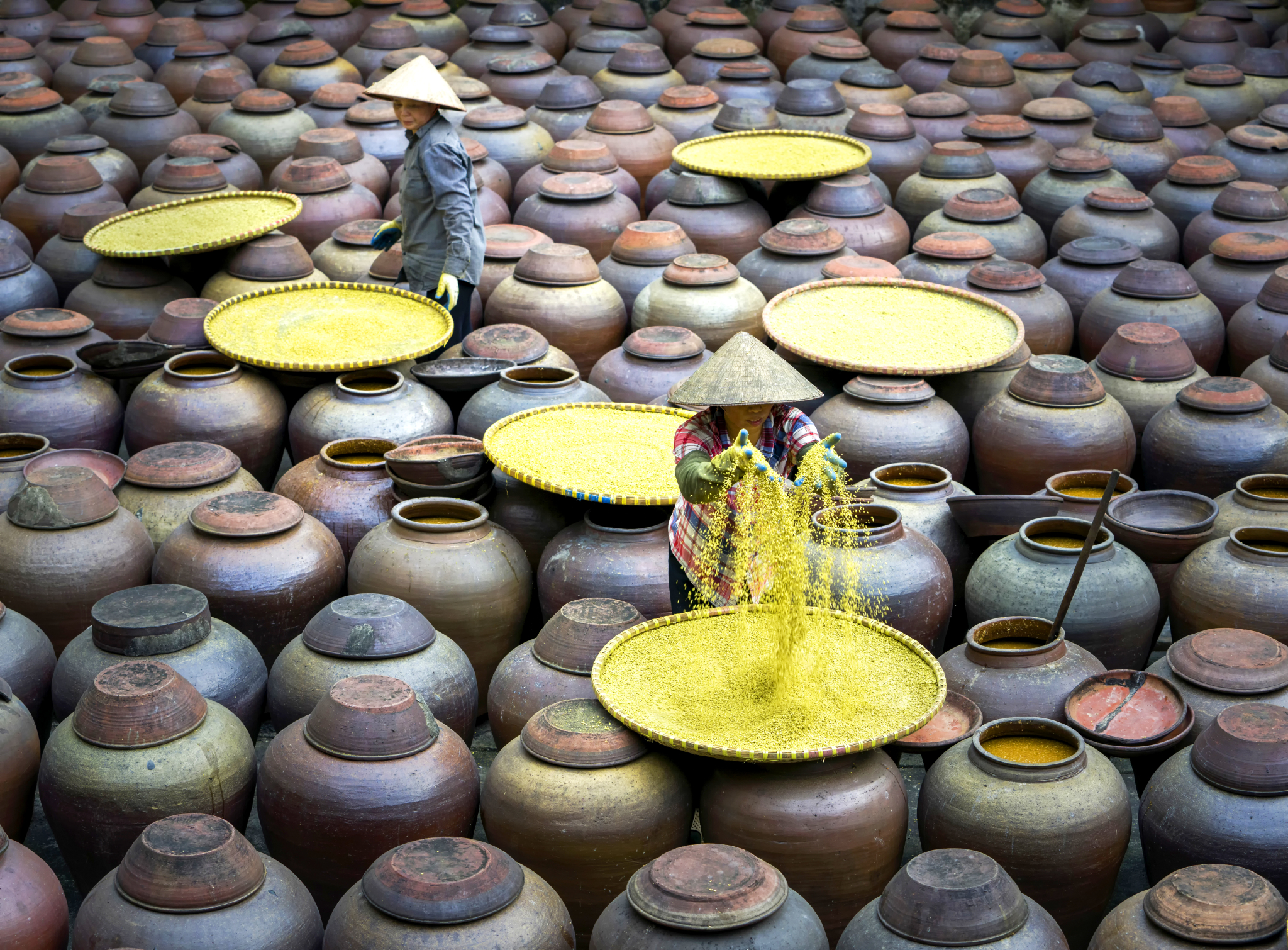 From Beans to Sauce: Preserving Vietnam’s Rustic Flavors in Clay Jars_fororder_VCG111392521543