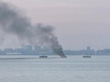 琼州海峡一渔船起火 8名船员全部平安获救