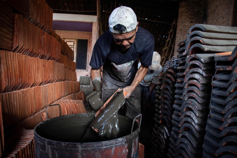 Fitness at the Factory: Indonesian Workers Show Their Strength_fororder_VCG111585029593