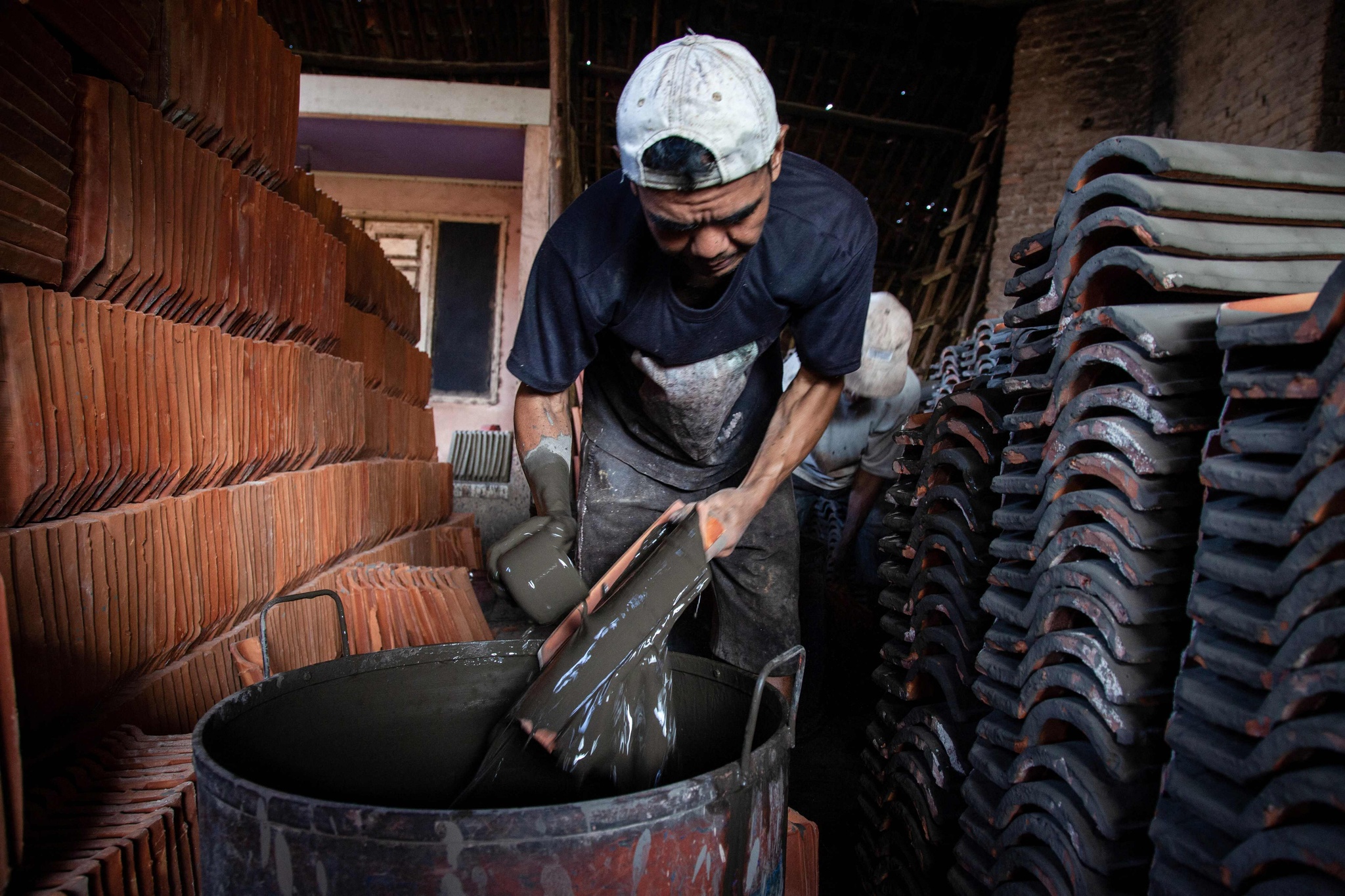 Fitness at the Factory: Indonesian Workers Show Their Strength_fororder_VCG111585029593