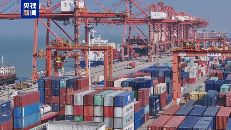 今年上半年 “丝路海运”航线集装箱吞吐量破263万标箱_fororder_IMG_4335