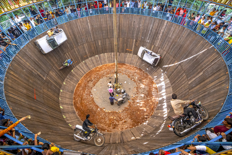 “Wall of Death”: A Thrilling Ancient Spectacle in Indonesia’s Night Markets_fororder_VCG111399128100