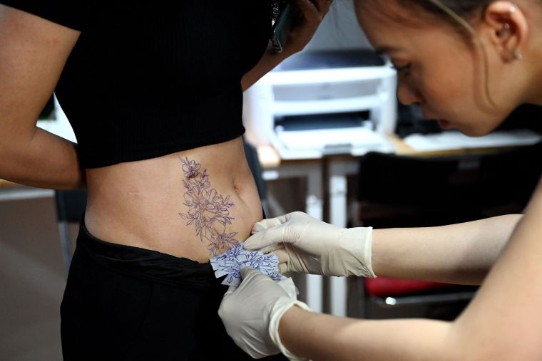 Vietnamese Tattoo Artist: Transforming Scars into Art_fororder_VCG111324926790