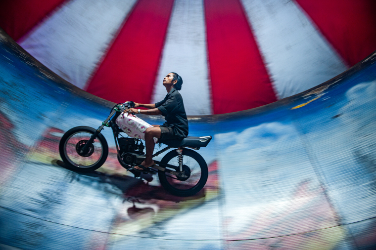 “Wall of Death”: A Thrilling Ancient Spectacle in Indonesia’s Night Markets_fororder_VCG111549235887