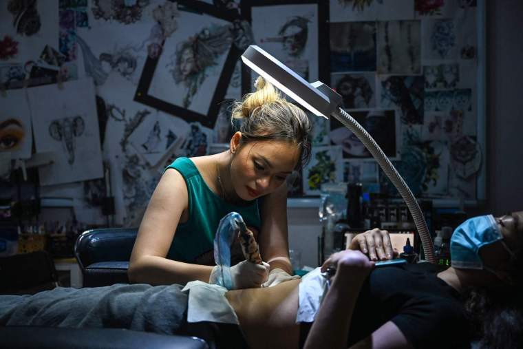 Vietnamese Tattoo Artist: Transforming Scars into Art_fororder_VCG111324927175