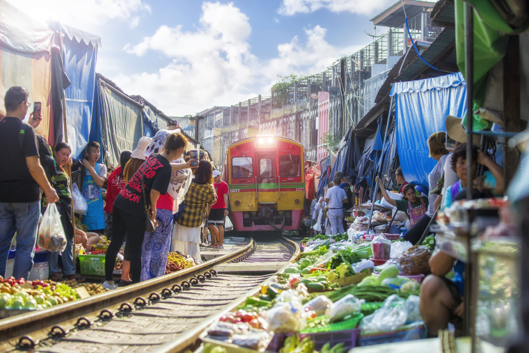 When Rails Double as Stalls: Thailand’s Bizarre Yet Fascinating Bazaar_fororder_VCG41N1330152476