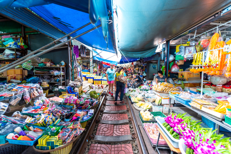 When Rails Double as Stalls: Thailand’s Bizarre Yet Fascinating Bazaar_fororder_VCG111160673286