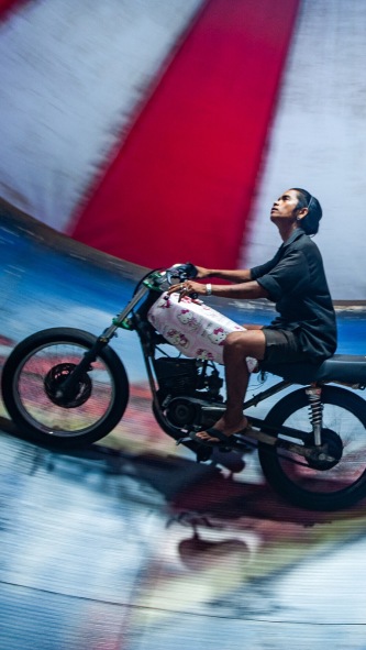 “Wall of Death”: A Thrilling Ancient Spectacle in Indonesia’s Night Markets