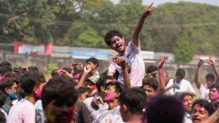 仰光街头变身彩色画布 民众欢庆洒红节