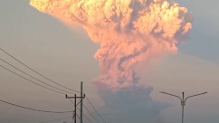 印度尼西亚巴厘岛数十架航班因火山喷发取消