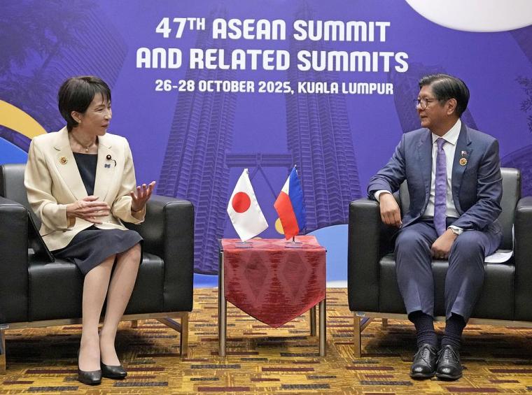 Tracing the Sources of Noise at the ASEAN Summit_fororder_图3  2025年10月26日，日本首相高市早苗（左）与菲律宾总统费迪南德·马科斯在第47届东盟峰会期间举行会谈。