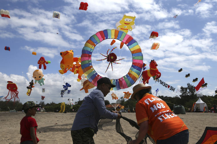500 Kites Take Flight: Bali’s Sky Transforms into a Fairy-Tale Spectacle!_fororder_VCG111512794472
