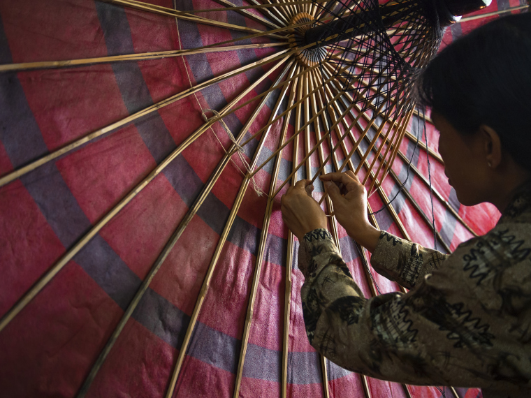 Pathein Umbrella of Myanmar: The Romance of Centuries-Old Handicraft Tradition_fororder_VCG41N521890280