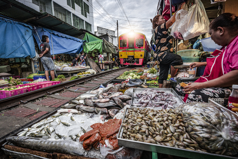 When Rails Double as Stalls: Thailand’s Bizarre Yet Fascinating Bazaar_fororder_VCG41N2149808871