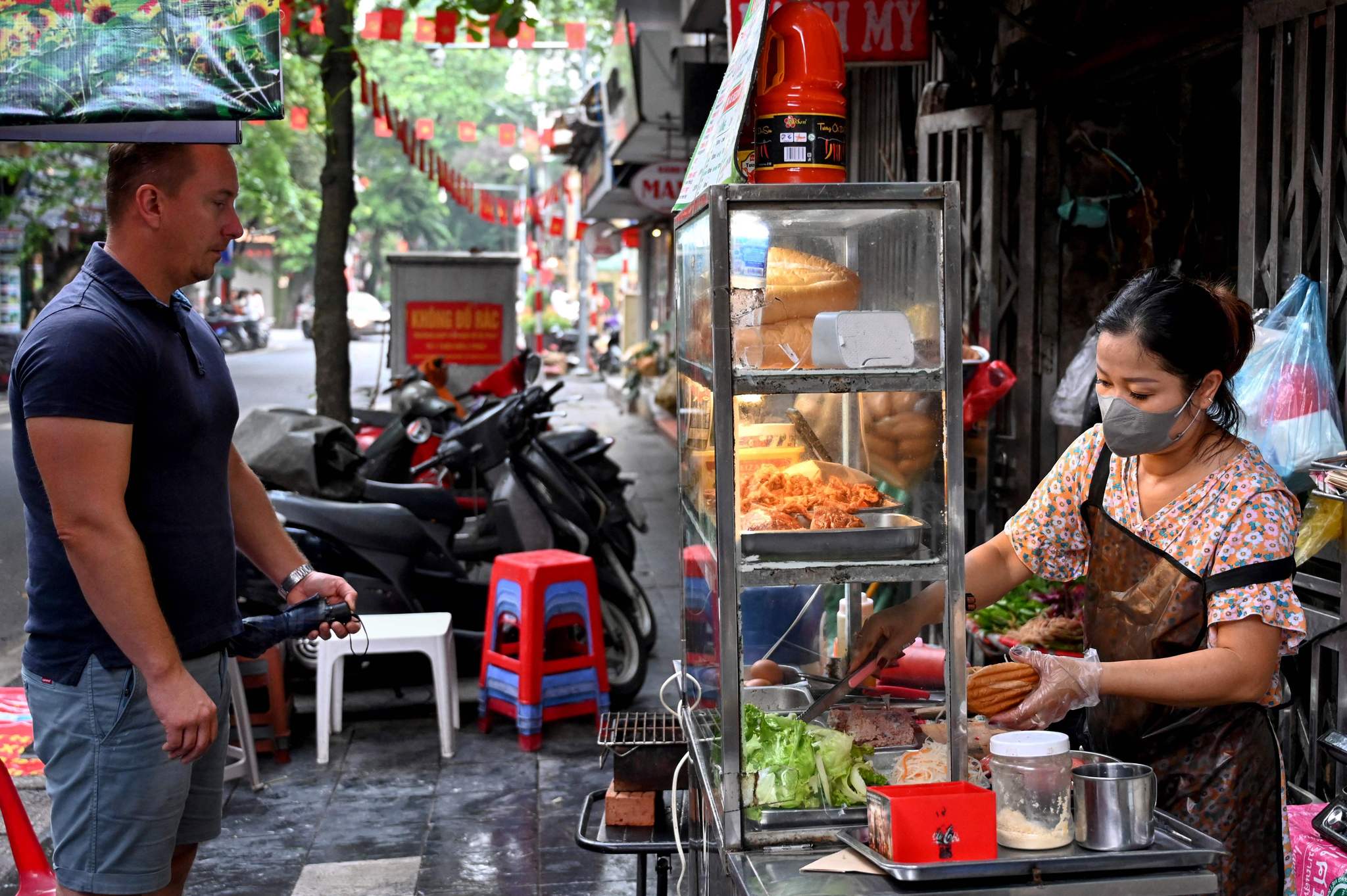 When the Baguette Meets Fish Sauce: Bánh Mì Becomes Vietnam’s Street Food Icon_fororder_VCG111587826862