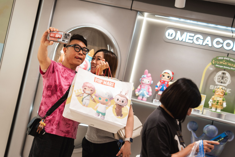 Labubu Trend Goes Global: Pop Mart Sparks Blind Box Craze in Southeast Asia_fororder_VCG111580899009