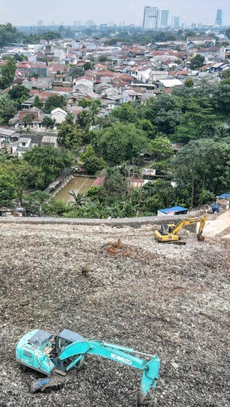 Jakarta’s Waste Crisis Worsens as Overloaded Landfill Raises Safety Concerns
