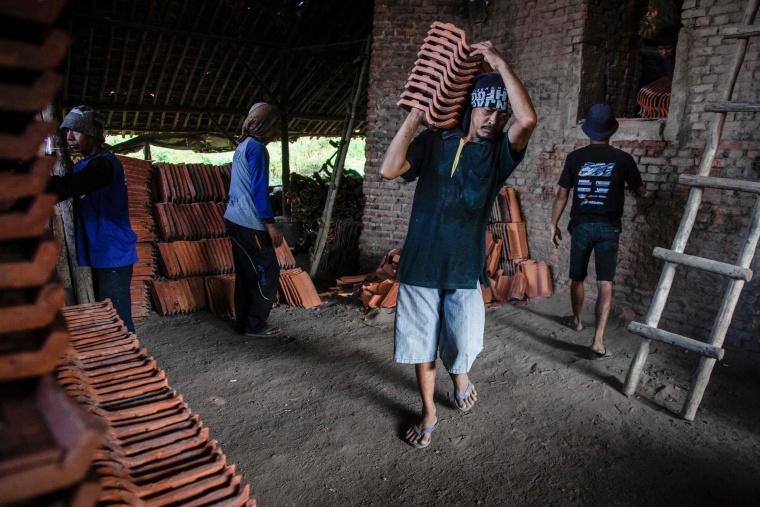 Fitness at the Factory: Indonesian Workers Show Their Strength_fororder_VCG111585029571