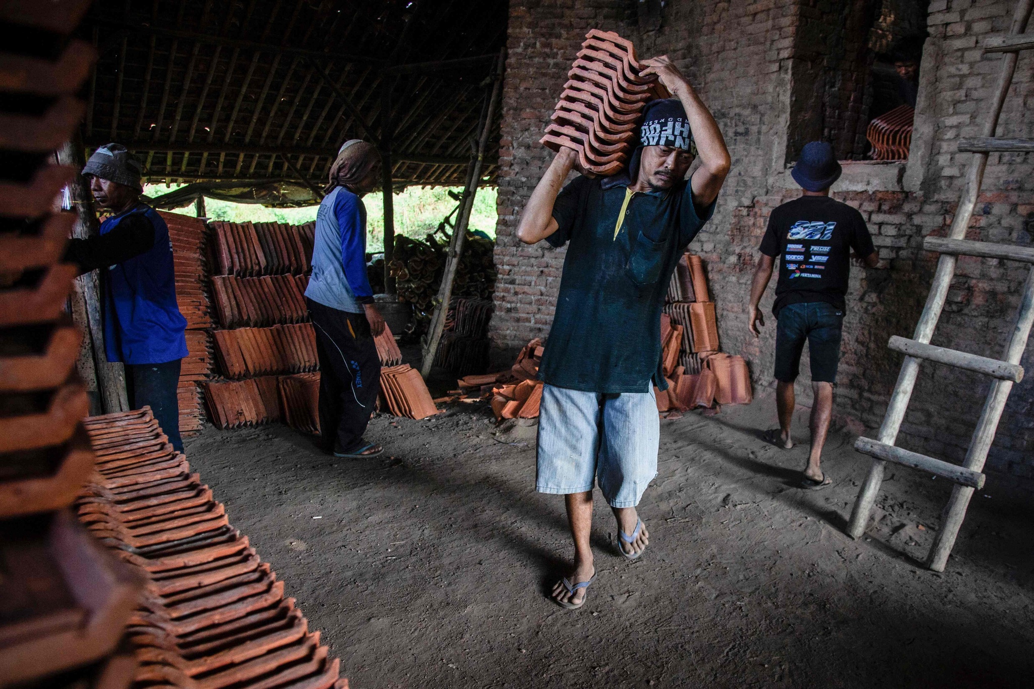 Fitness at the Factory: Indonesian Workers Show Their Strength_fororder_VCG111585029571