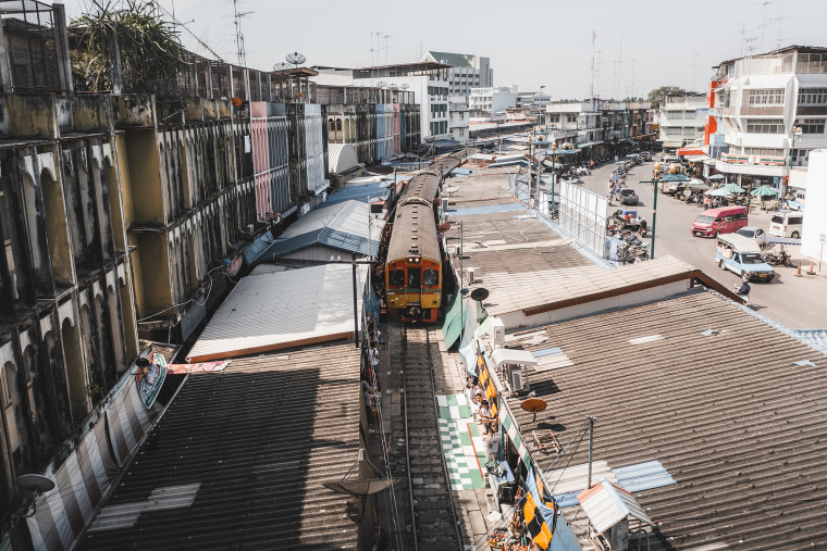 铁路就是摊位？泰国市集离谱又迷人_fororder_VCG41N1648515104