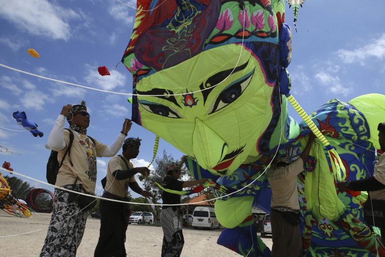 500 Kites Take Flight: Bali’s Sky Transforms into a Fairy-Tale Spectacle!_fororder_VCG111512794471