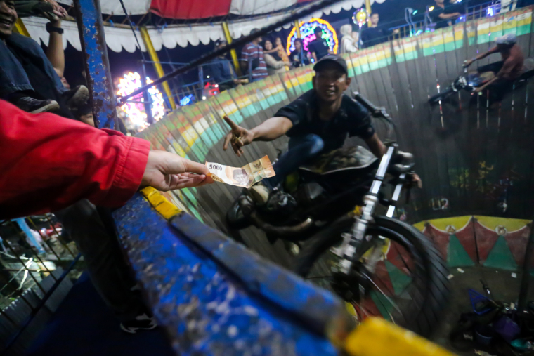 “Wall of Death”: A Thrilling Ancient Spectacle in Indonesia’s Night Markets_fororder_VCG31N2210870402
