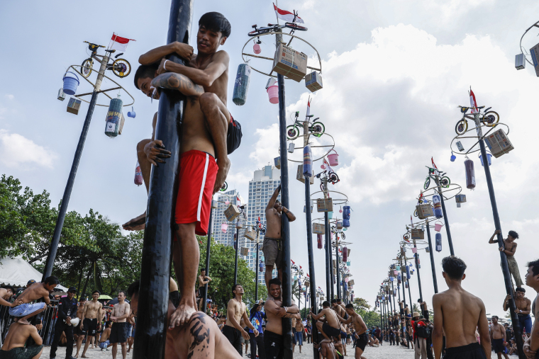 Indonesia’s Independence Day Highlight: Nationwide Pole-Climbing Contest_fororder_VCG111585406348