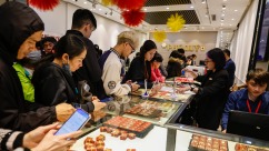 河内"财神日"金店排长龙 传统信俗点燃购金热