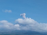 印尼塞梅鲁火山喷发 火山灰柱高达800米