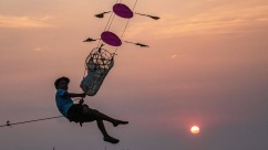 多国风筝齐聚印尼日惹 稻田上空迎来“天空艺术展”