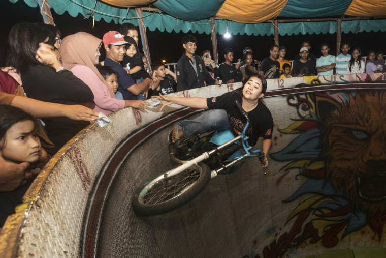 “Wall of Death”: A Thrilling Ancient Spectacle in Indonesia’s Night Markets_fororder_VCG111567810968