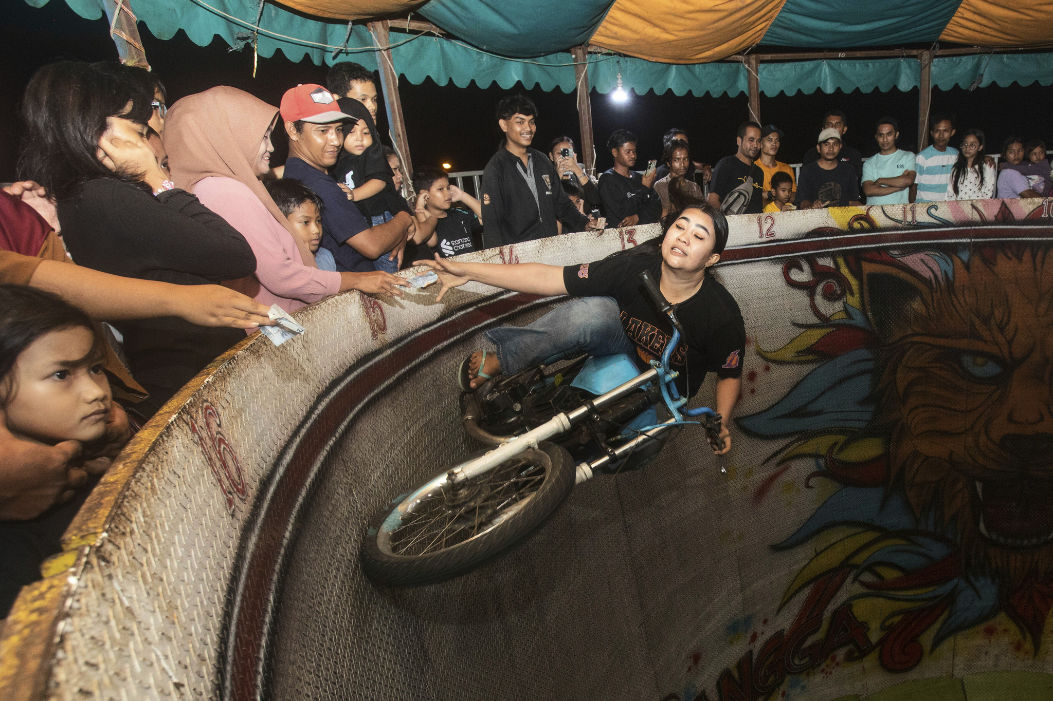 “Wall of Death”: A Thrilling Ancient Spectacle in Indonesia’s Night Markets_fororder_VCG111567810968