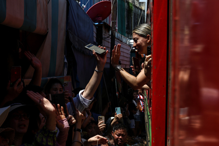 When Rails Double as Stalls: Thailand’s Bizarre Yet Fascinating Bazaar_fororder_VCG31N2131366026