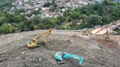 Jakarta’s Waste Crisis Worsens as Overloaded Landfill Raises Safety Concerns