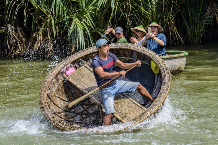 The Floating Tumbler: Livelihood Ingenuity in Vietnamese Fishing Villages_fororder_VCG211347682295