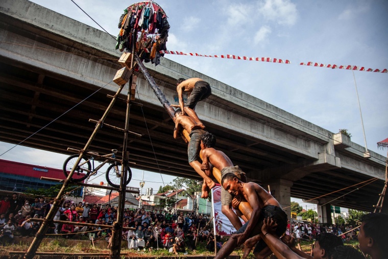 Indonesia’s Independence Day Highlight: Nationwide Pole-Climbing Contest_fororder_VCG111585450831