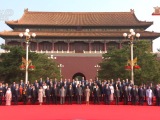 习近平同出席纪念大会的各国嘉宾合影留念