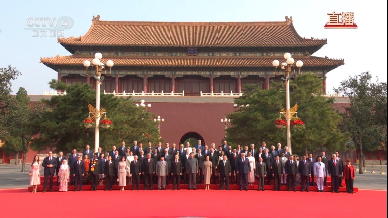 习近平同出席纪念大会的各国嘉宾合影留念_fororder_063abdcebf4f38d1e9b6062018960ad5