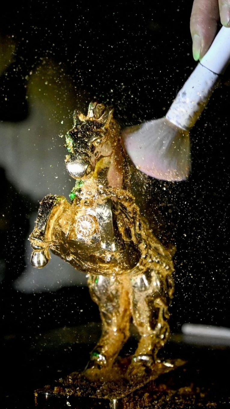 越南工人为马年春节制作雕像