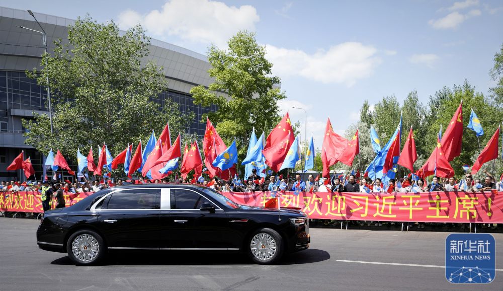 高清大图丨习近平抵达阿斯塔纳 受到热烈欢迎