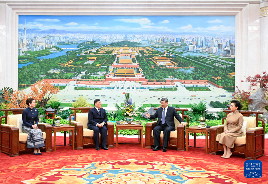 习近平会见泰国国王哇集拉隆功