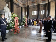 郑丽文率中国国民党访问团拜谒中山陵