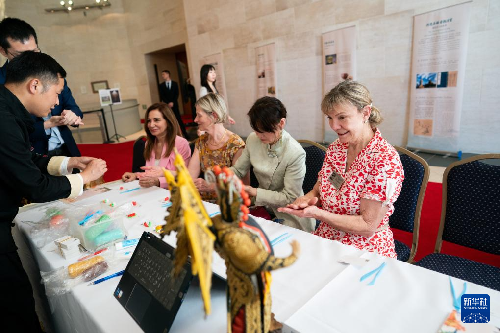 多国民众在“国际茶日”体验中国茶文化