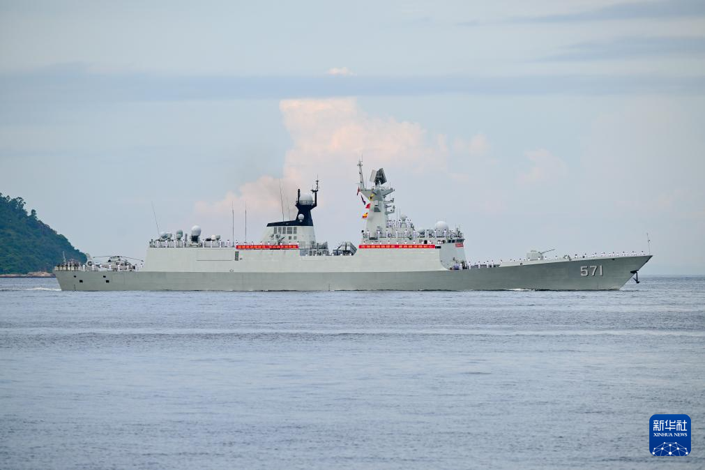 中国海军山东舰航母编队抵达香港