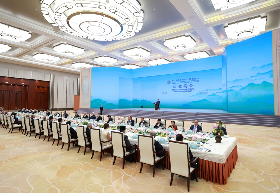 习近平和彭丽媛为出席2025年上海合作组织峰会的国际贵宾举行欢迎宴会