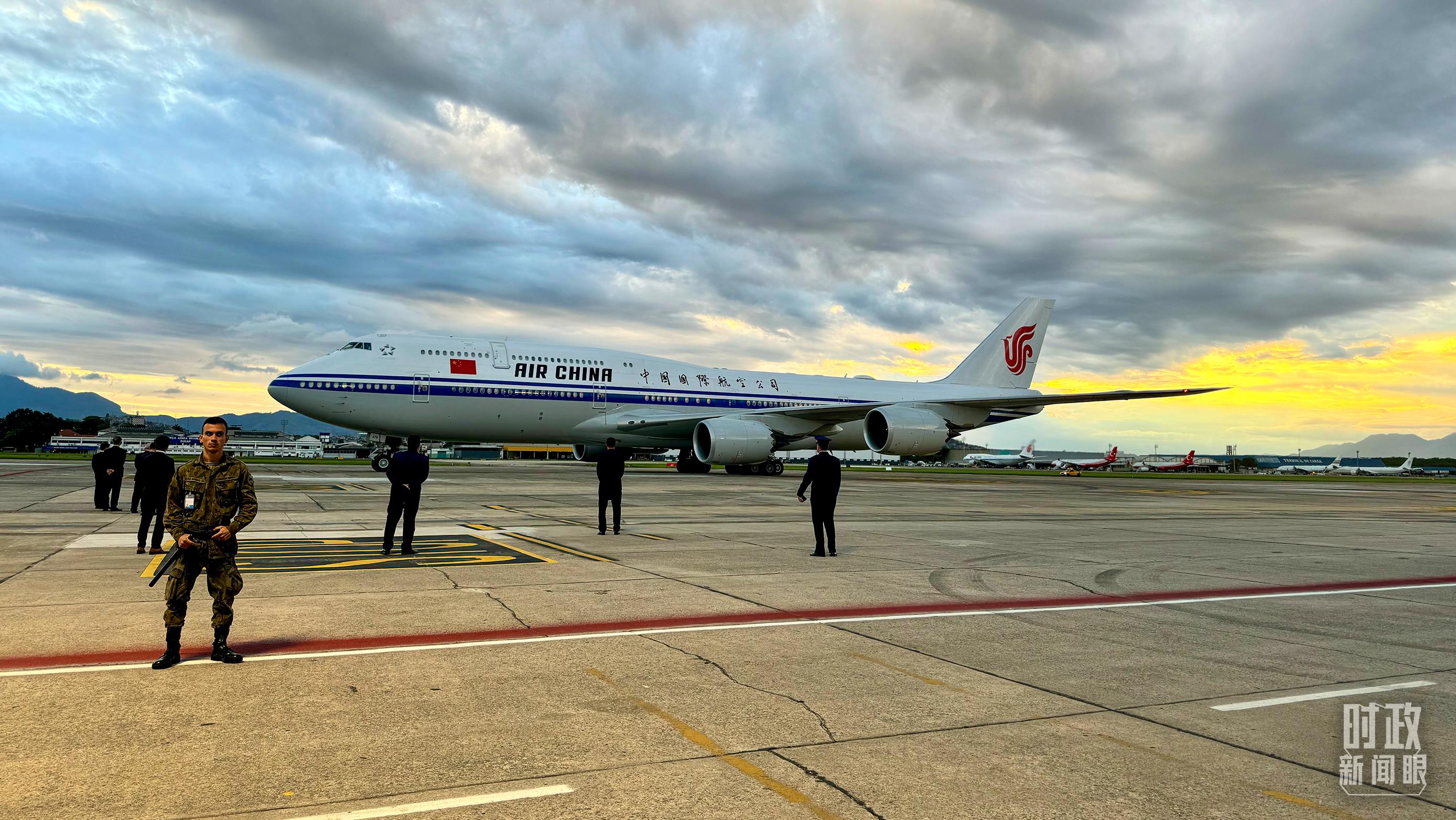 时政新闻眼丨习近平开启巴西之行 引领中巴勇做“破风者”和“逐浪者” 时政新闻眼丨习近平开启巴西之行 引领中巴勇做“破风者”和“逐浪者”