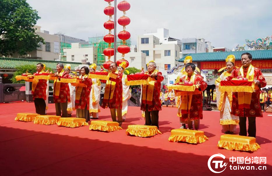 首届海峡两岸民俗文体汇乙巳端午海上龙舟汇演在汕尾品清湖举行