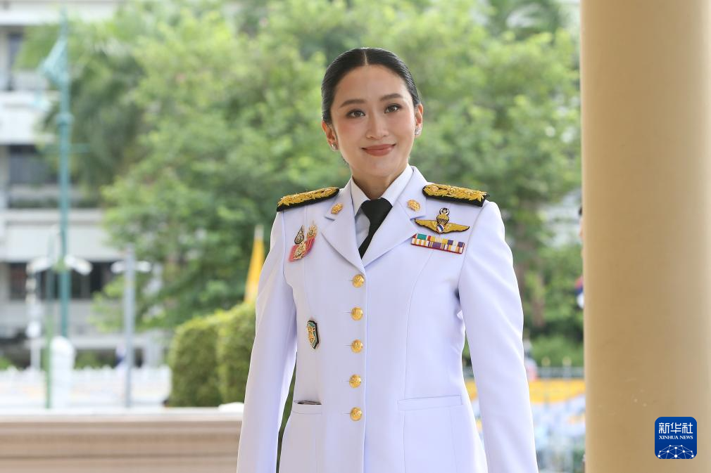泰国新内阁成员宣誓就职